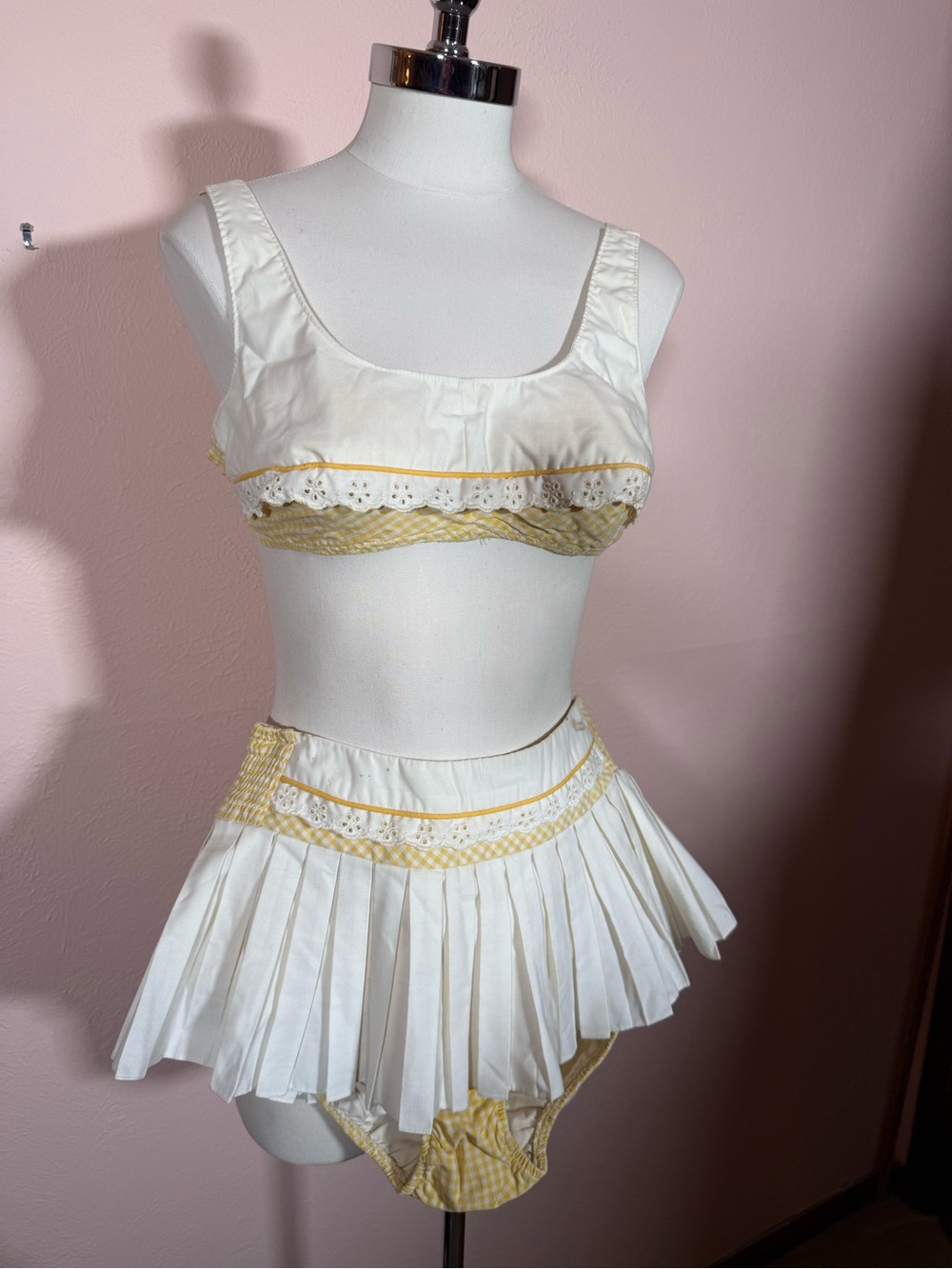 Vintage 1950’s yellow gingham Skirted two piece swimsuit Pinup girl Small - Picture 4 of 17